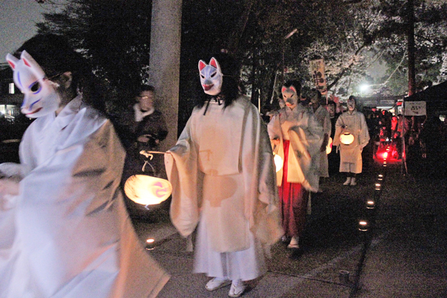 狐たちが提灯行列